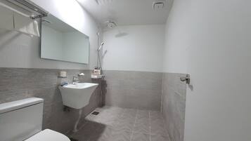 Deluxe Double Room | Bathroom | Shower, rainfall showerhead, free toiletries, hair dryer