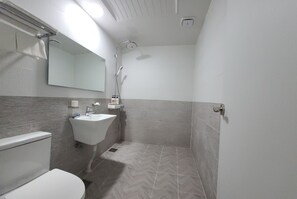 Deluxe Double Room | Bathroom | Shower, rainfall showerhead, free toiletries, hair dryer - Dream Motel (Gwangju)