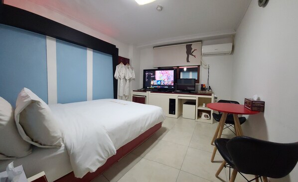 Chambre Standard double | Décor unique, bureau, espace de travail pour ordinateurs portables