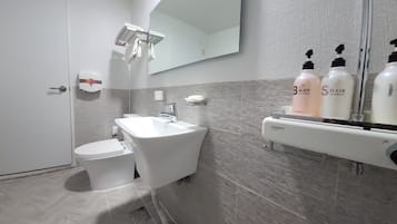 Deluxe Double Room | Bathroom | Shower, rainfall showerhead, free toiletries, hair dryer