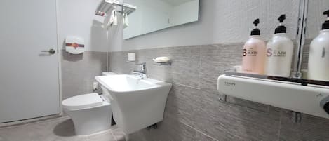 Deluxe-dobbeltværelse | Badeværelse | Bruser, brusehoved med spredningseffekt, gratis toiletartikler