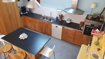 Réfrigérateur, four, plaque de cuisson, lave-vaisselle