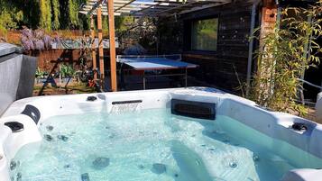 Bain à remous extérieur