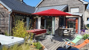 A wooden deck with outdoor furniture, a red umbrella, and potted plants. - Very pleasant family home in Saint-Enogat Dinard (Dinard)