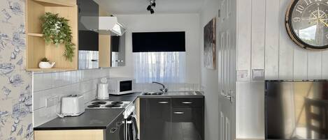 Kjøleskap, mikrobølgeovn, ovn og kokeplater