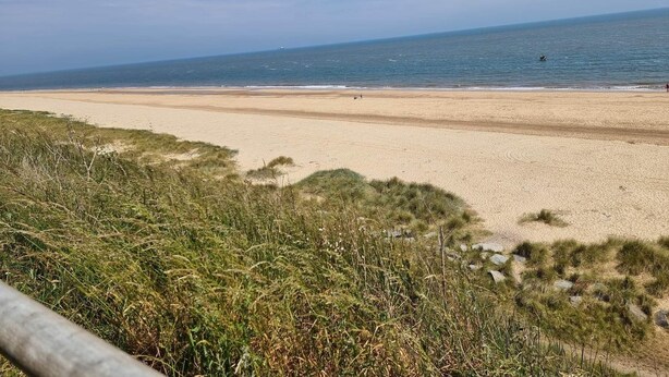 A beach with a clear sky, sandy shore, and grassy dunes. - M & T Chalets.  Refurbished Chalet sleeps 5, in Scratby , 5 mins to the beach. (great yarmouth)