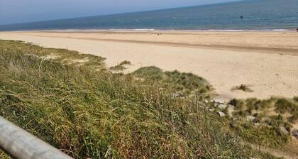 M & T Chalets. Refurbished Chalet sleeps 5, in Scratby , 5 mins to the beach.