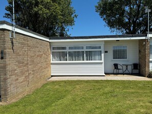 Exterior - M & T Chalets.  Refurbished Chalet sleeps 5, in Scratby , 5 mins to the beach. (great yarmouth)