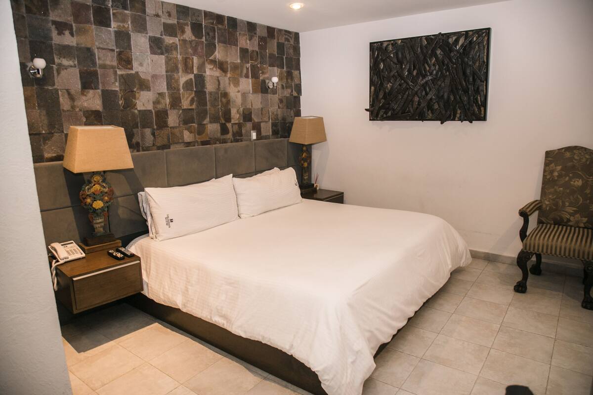 Deluxe Room | 1 bedroom, desk, iron/ironing board, bed sheets