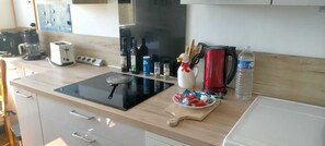 Réfrigérateur, four à micro-ondes, un four, surface de cuisson