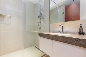 Apartamento (3 Bedrooms) | Banheiro | Produtos de toalete de grife, toalhas de banho, sabonete, shampoo