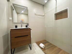 Shower, hair dryer, towels, shampoo
