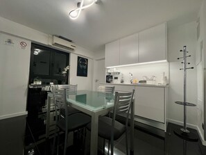 Apartemen Deluks, 1 Tempat Tidur King dengan tempat tidur Sofa, dapur | Dapur pribadi | Lemari es kecil, microwave, oven, dan kompor
