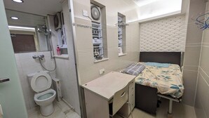 Shower, hair dryer, towels, soap - Cozy hostel 2 pax, airport 30mins, 2mins Mongkok MTR,many tourist spots nearby. (Kowloon)