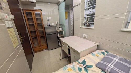 Cozy hostel 2 pax, airport 30mins, 2mins Mongkok MTR,many tourist spots nearby.