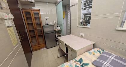 Cozy hostel 2 pax, airport 30mins, 2mins Mongkok MTR,many tourist spots nearby.