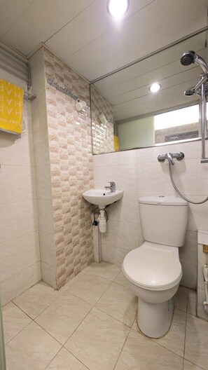 Shower, hair dryer, towels, soap - Cozy hostel 2 pax, airport 30mins, 2mins Mongkok MTR,many tourist spots nearby. (Kowloon)