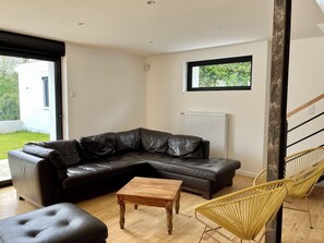 Téléviseur, lecteur de DVD, table de ping-pong, sélection de films