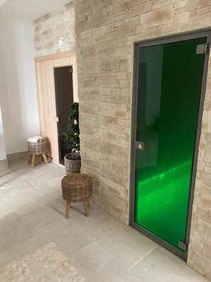 Sauna, hot tub, steam room, body treatments, deep-tissue massages - Le Goluret  (Couvignon)