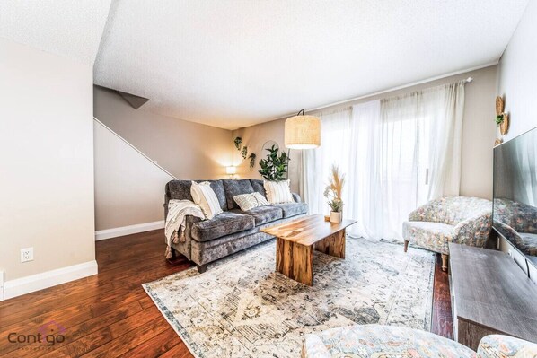 スマートテレビ、書庫、書斎 / ワークスペース