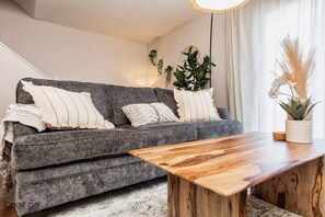 Smart-tv, boeken en een kantoor