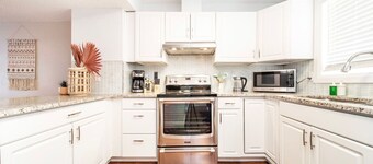 Cozy 3BD w/AC, Patio, Theatre Room | 15 min to DT