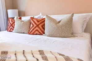 3 slaapkamers, een bureau, een strijkplank/strijkijzer, reisbedje