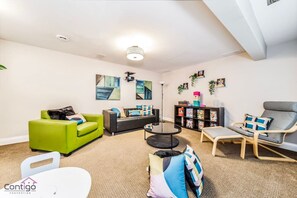 スマートテレビ、書庫、書斎 / ワークスペース