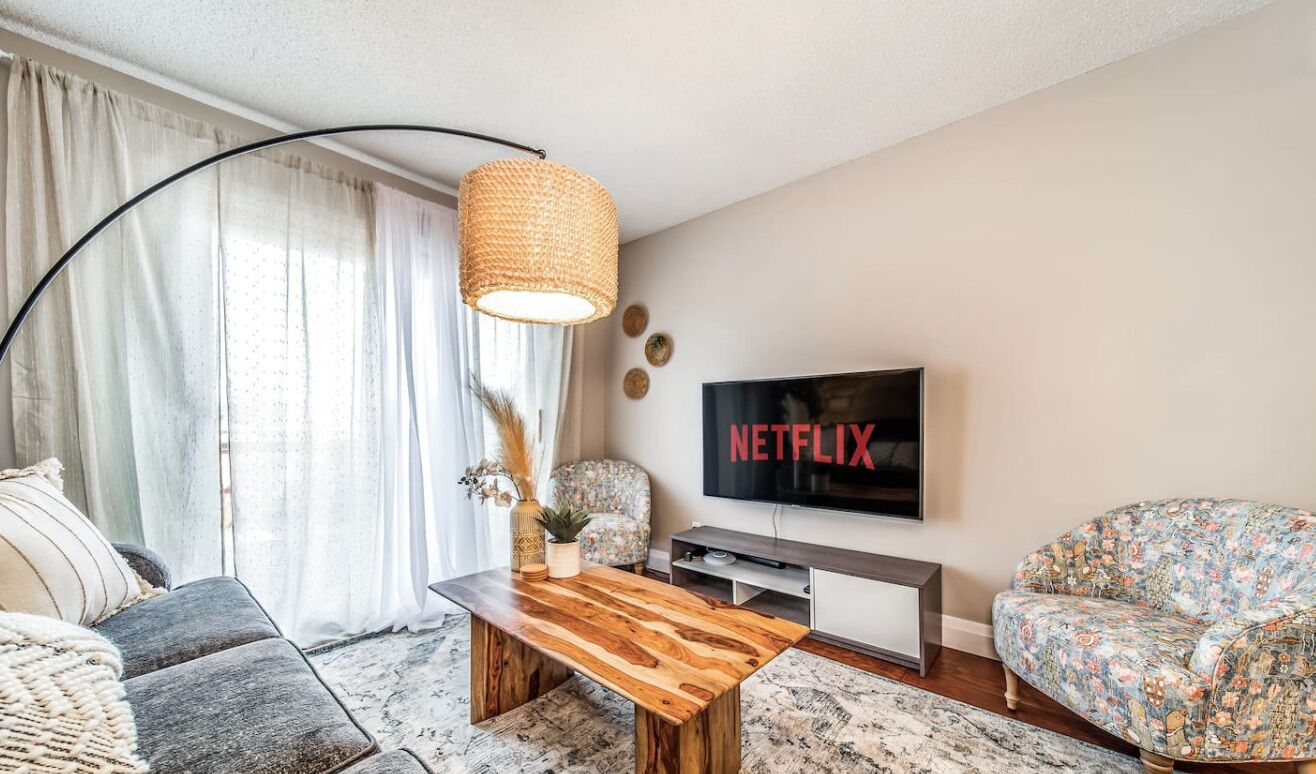 Smart TV, libros y oficina 