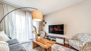 Smart TV, libros y oficina