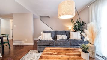 TV connectée, livres, espaces bureaux