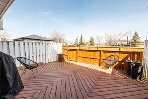 Terrace/patio - Cozy 3BD w/AC, Patio, Theatre Room | 15 min to DT (Edmonton)