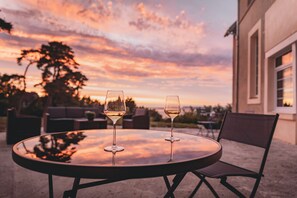 Outdoor dining - Joli Appartement Dans Propriété Normande Surplombant la mer (Cricquebœuf)
