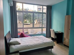 6 bedrooms, desk, WiFi, bed sheets - Less than 5 minutes to coast and easily accessible Apart (Beirut)