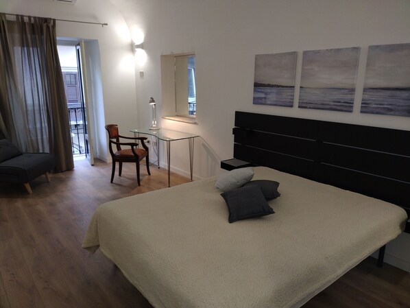 3 bedrooms, desk, iron/ironing board, travel cot