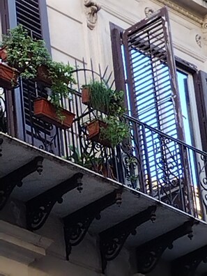Exterior detail - Historical house historical center (Palermo)