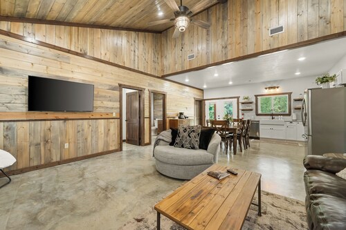  2bd 2ba Broken Bow cabin! 5-star reviews! Close to the Mountain Fork River!