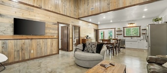  2bd 2ba Broken Bow cabin! 5-star reviews! Close to the Mountain Fork River!