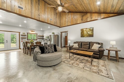 New 2bd 2ba Broken Bow cabin! 5-star reviews! Close to the Mountain Fork River!