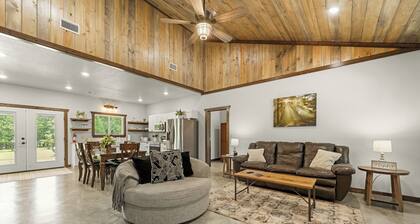 New 2bd 2ba Broken Bow cabin! 5-star reviews! Close to the Mountain Fork River!