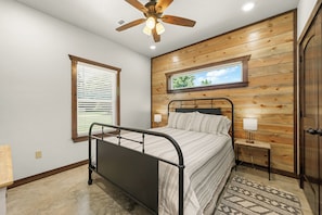 2 bedrooms, iron/ironing board, free WiFi, bed sheets