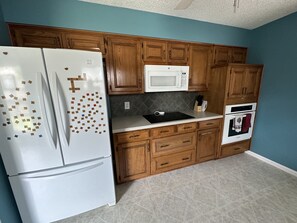 Frigorifero, microonde, forno, piano cottura