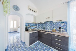 Fridge, stovetop, coffee/tea maker, electric kettle - Lorena Maria House Positano Sea View (Positano)