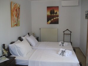 1 Schlafzimmer, Schreibtisch, schallisolierte Zimmer