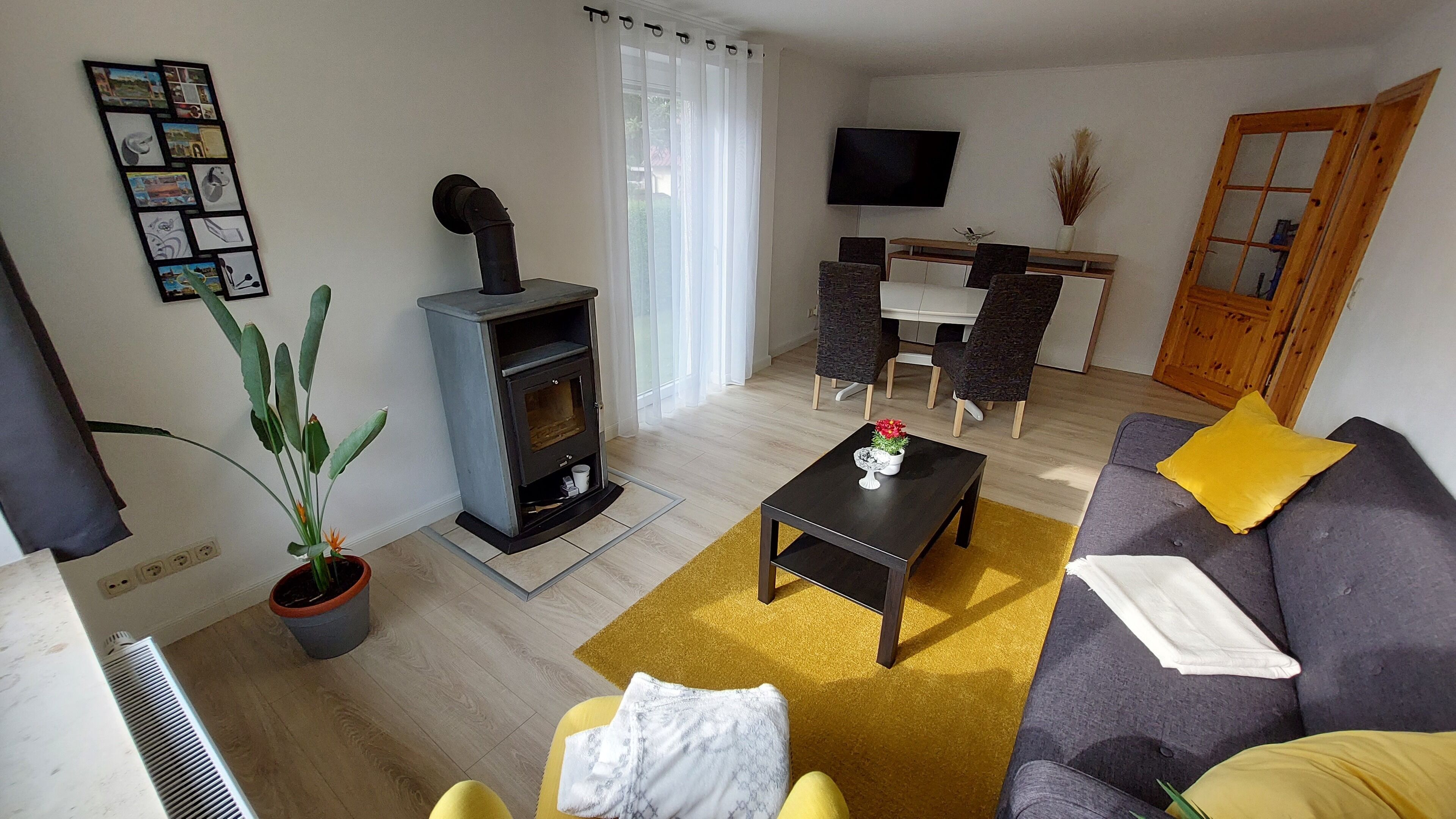 Smart TV, fireplace, books, stereo