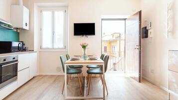 Frigorifero, microonde, forno, piano cottura