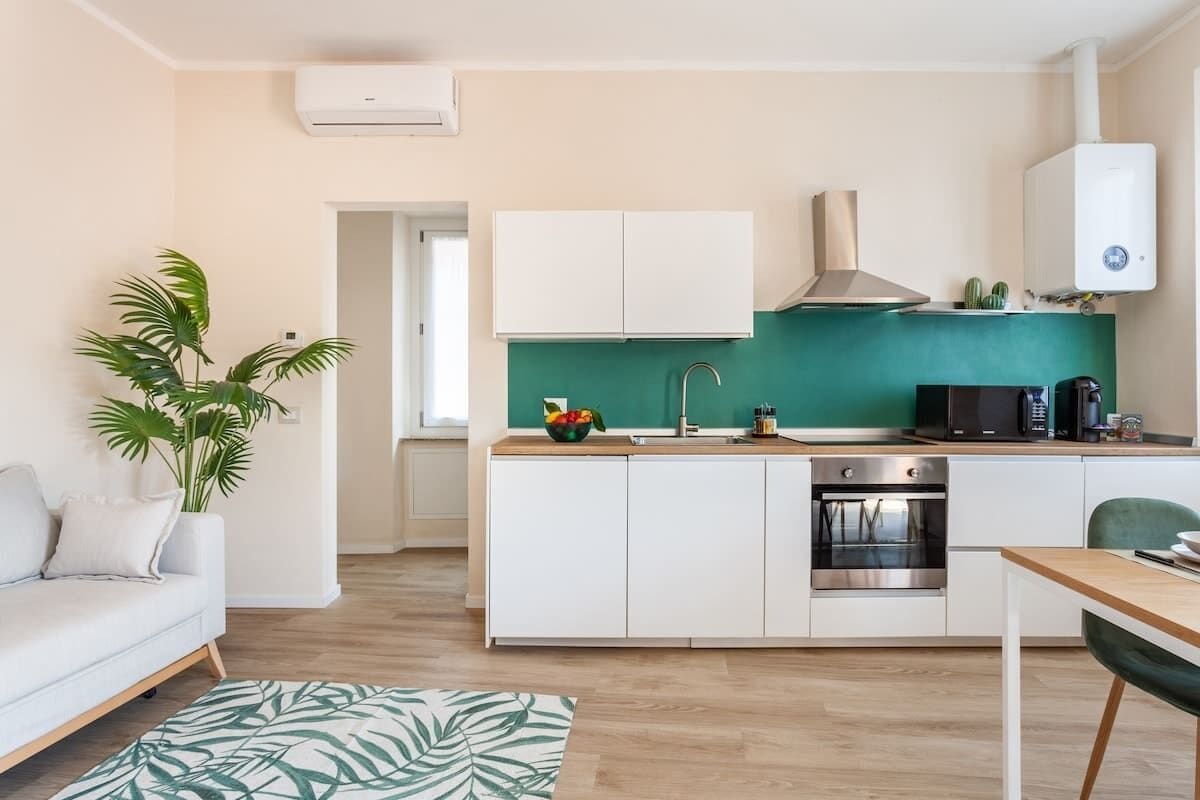 Frigorifero, microonde, forno, piano cottura