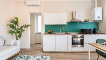 Frigorifero, microonde, forno, piano cottura