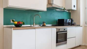 Frigorifero, microonde, forno, piano cottura