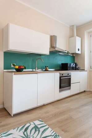 Kühlschrank, Mikrowelle, Ofen, Herdplatte